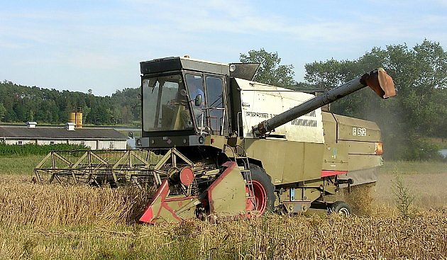 Kombajn Fortschritt E 512 v novějším zbarvení, kdy modrou nahradila olivově zelená, v plné práci ., zdroj: Wikimedia Commons, cs:ŠJů, CC BY-SA 3.0