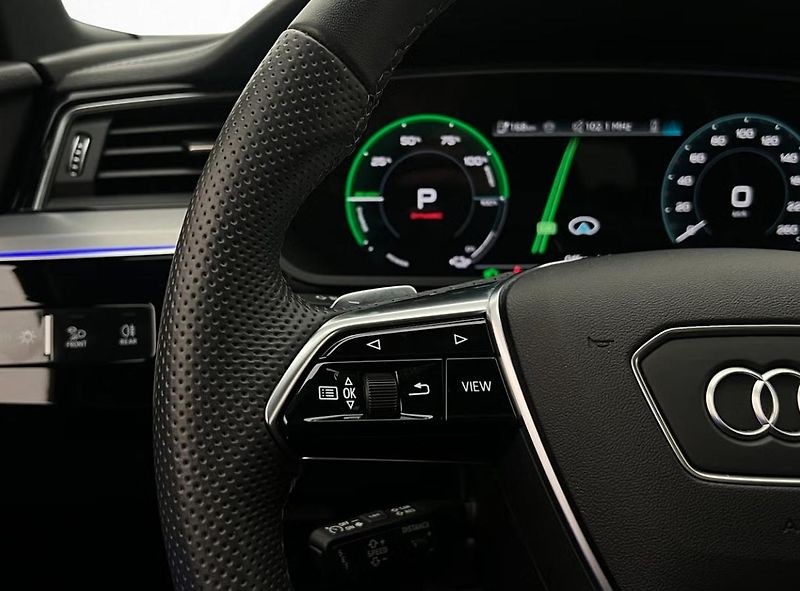 Audi Q8 e-tron 55 Q 360kam Vzduch Tažné Pano  - fotka 20 z 37