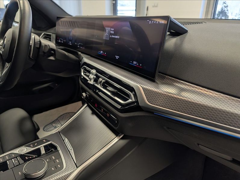 BMW Řada 3 320 i xDrive - fotka 30 z 31