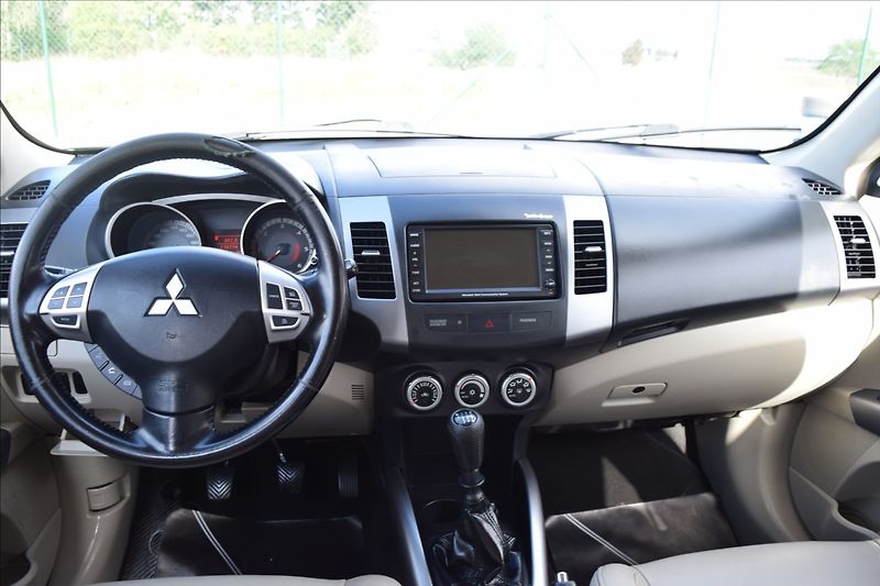 Mitsubishi Outlander 2,2 d 115KW TAŽNÉ 7MÍST 4X4 - fotka 32 z 51