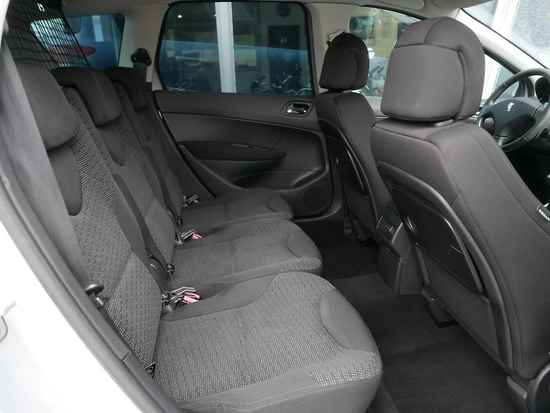 Peugeot 308 1,6 HDI 80kW SW Panorama Sport - fotka 24 z 40