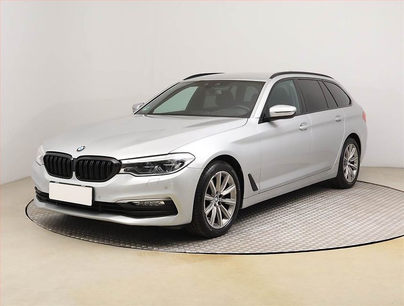 BMW Řada 5 (2018) Luxury Line 520d xDrive, 4X4 - fotka 2 z 25