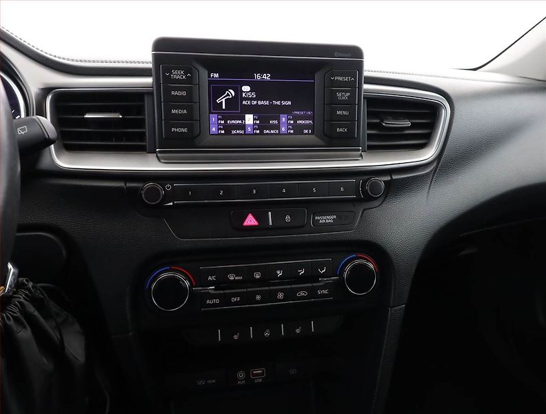 Kia Ceed (2019) 1.4 T-GDI, Serv.kniha - fotka 10 z 19