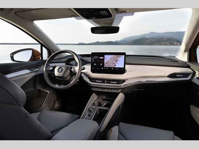 Plně elektrické SUV Škoda Enyaq Coupé iV (na snímku) se představilo v roce 2022 a vzbudilo u zákazníků velký zájem. Automobilka zrychluje svoji elektrickou ofenzivu: do roku 2026 představí tři zcela nové elektrické modely a další budou následovat.