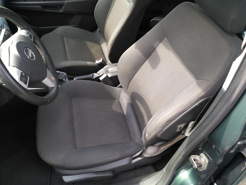 Opel Astra 1,6i /85 kW/ - fotka 12 z 28