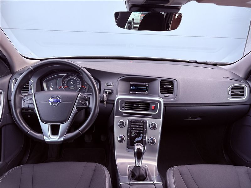 Volvo V60 2,0 D2 ZÁRUKA MOMENTUM CZ - fotka 7 z 28