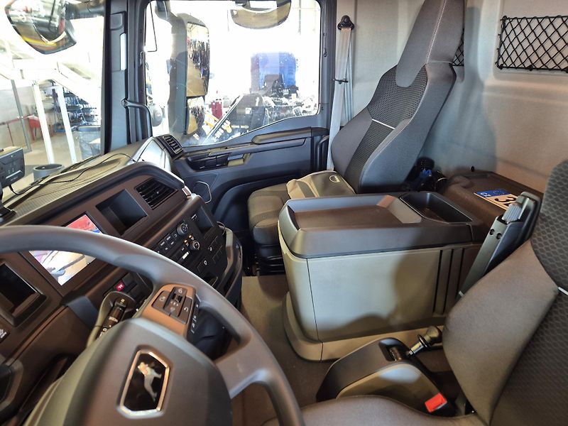 MAN TGS 33.520 6x6 SKLOPKA A RUKA  - fotka 10 z 22