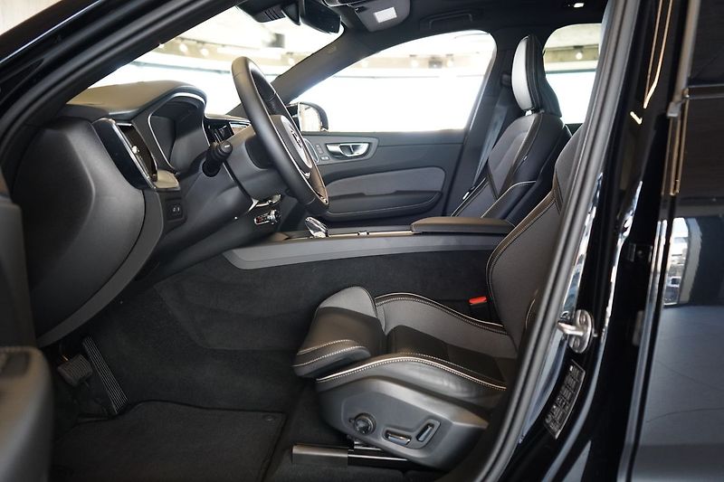 Volvo XC60 T8 PLUS Black Edition, 360°,HK - fotka 17 z 47