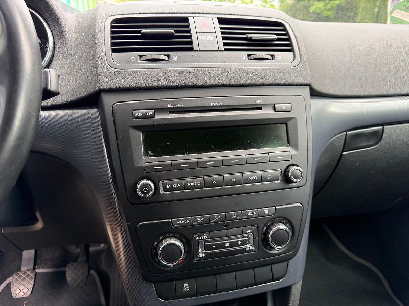 Škoda Yeti  2,0 TDI servis.k + sada pneu  - fotka 20 z 31