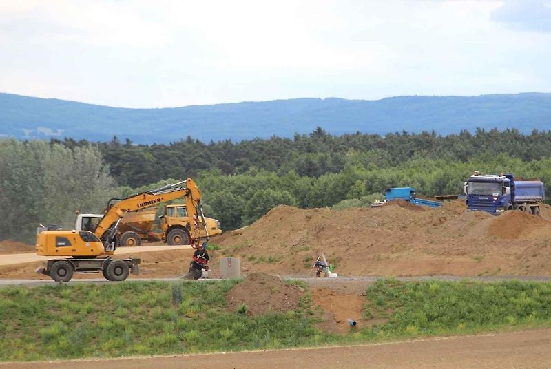 Dokončování dálničního úseku D55 u Bzence v závěru května 2025.