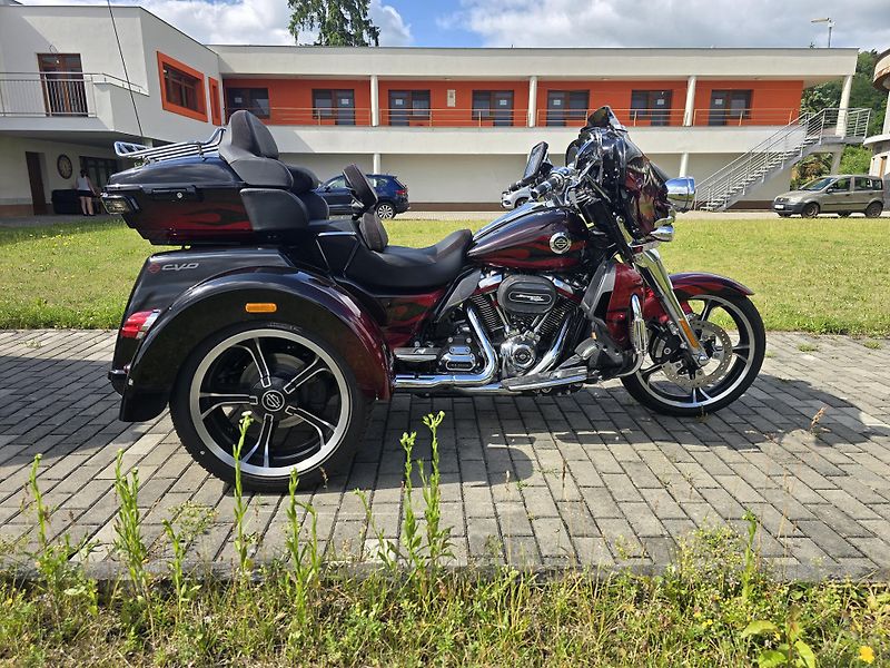 Harley-Davidson FLHTCUTG Tri Glide Ultra Classic (2022) - fotka 4 z 10