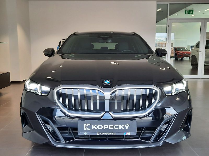 BMW Řada 5 (2025) 520d xDrive Touring M Sport - fotka 2 z 15