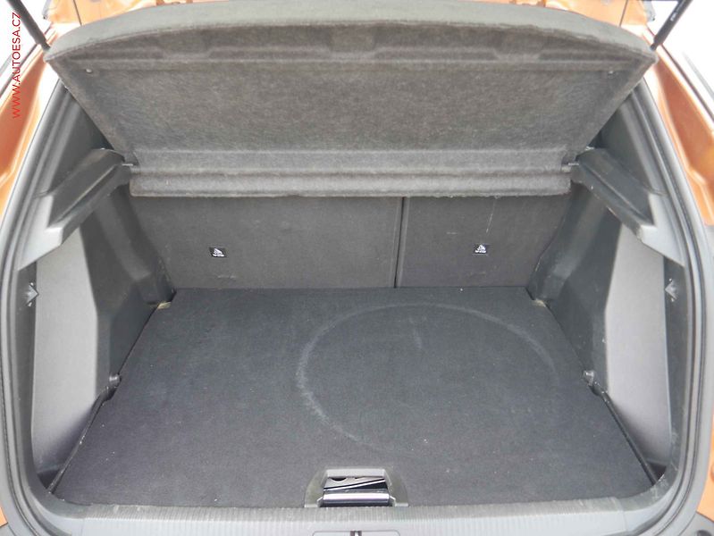 Peugeot 2008 (2021) 1.2 PT, ČR, GT Line - fotka 7 z 26