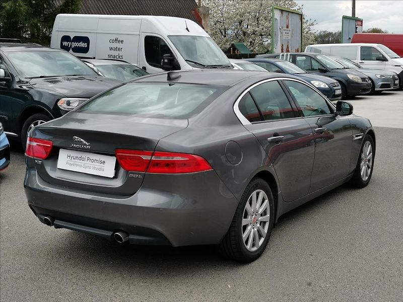 Jaguar XE 2,0 20t 147kW PURE 8AT - fotka 4 z 17
