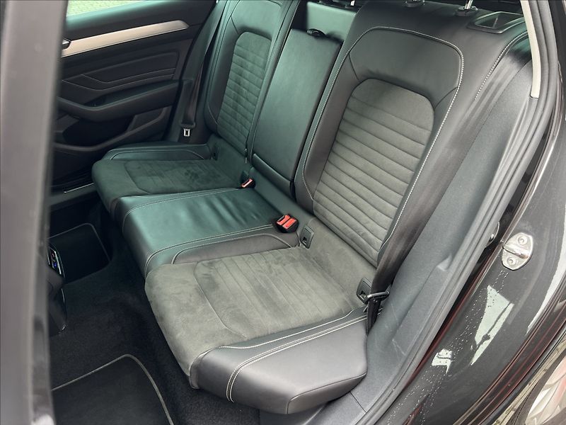 Volkswagen Passat 2,0 TDi DSG ELEGANCE MATRIX - fotka 12 z 36