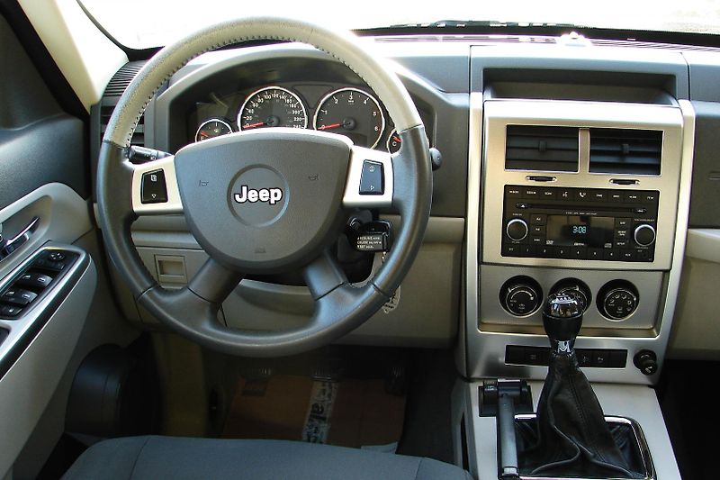 Jeep Cherokee 2.8 CRD 177PS LIMITED KLIMA - fotka 14 z 45