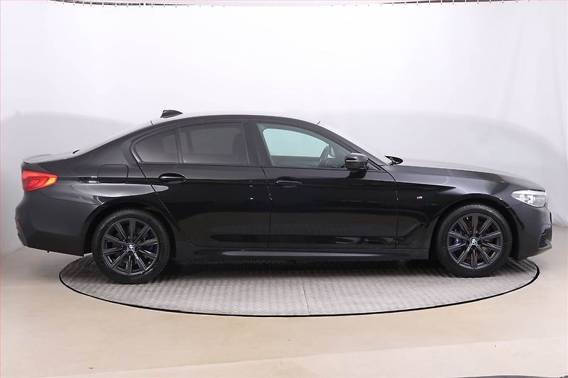 BMW Řada 5 (2019) M Sport 540i xDrive - fotka 6 z 22