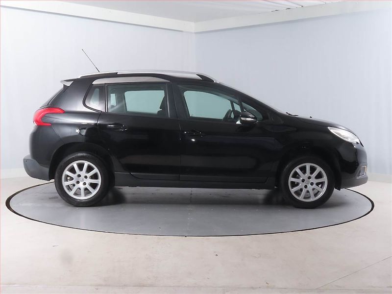 Peugeot 2008 (2016) Active 1.2 PureTech - fotka 6 z 13