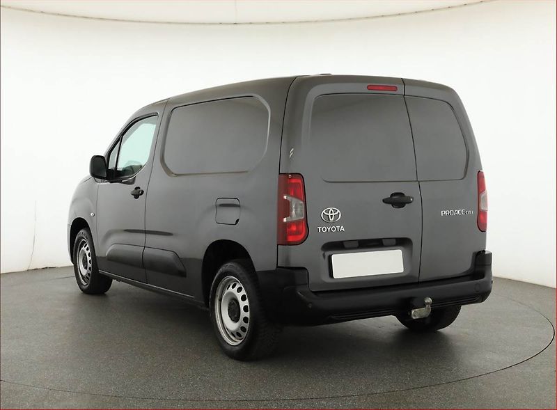 Toyota ProAce City (2023) 1.5 D-4D, 3Místa, ČR, 1Maj - fotka 4 z 14