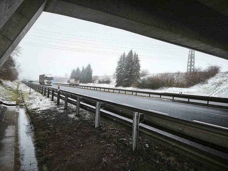 Na úseku dálnice D7 u obce Stehelčeves číhá na řidiče dešťová past.