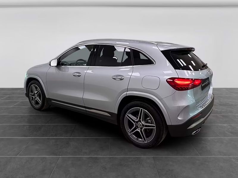 Mercedes-Benz GLA 180 AMG Kamera Keyless Ambient - fotka 6 z 16