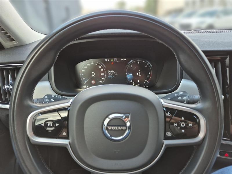 Volvo V90 2,0 B4 FWD Momentum Advanced - fotka 8 z 18