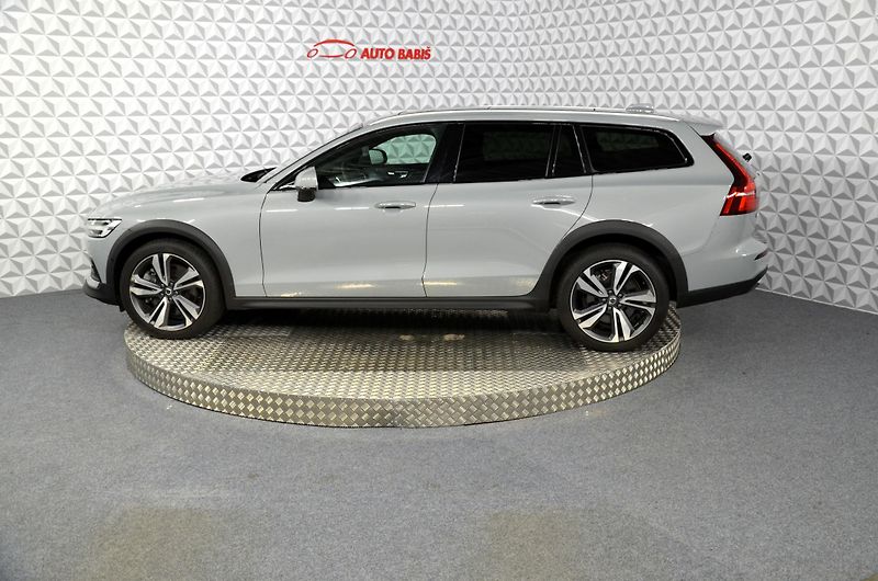 Volvo V60 (2024) CC B5 Ultimate AWD AT - fotka 8 z 25