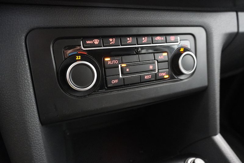 Volkswagen Amarok 2.0 TDi 4X4 AUTOMAT 5 MÍST - fotka 19 z 37