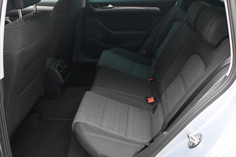 Volkswagen Passat 2,0 TDI 110kW DSG Business Zár - fotka 14 z 32