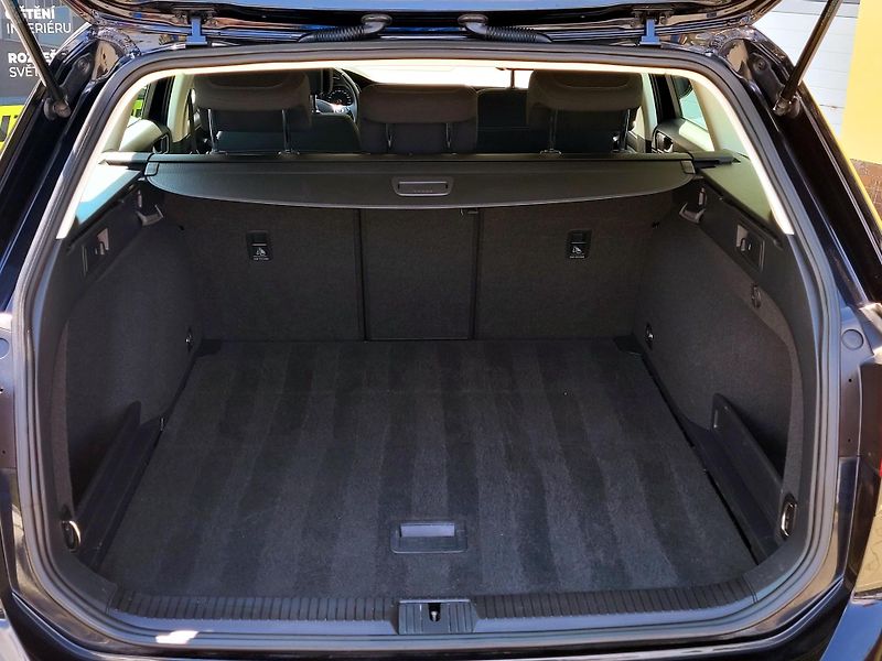 Volkswagen Passat 1,4TSi DSG SERV.KN,CEBIA,ACC - fotka 18 z 52