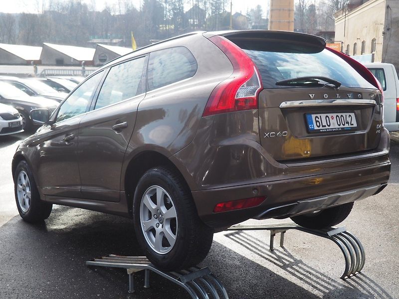 Volvo XC60 (2015) 2.4D D4 AWD - fotka 2 z 34