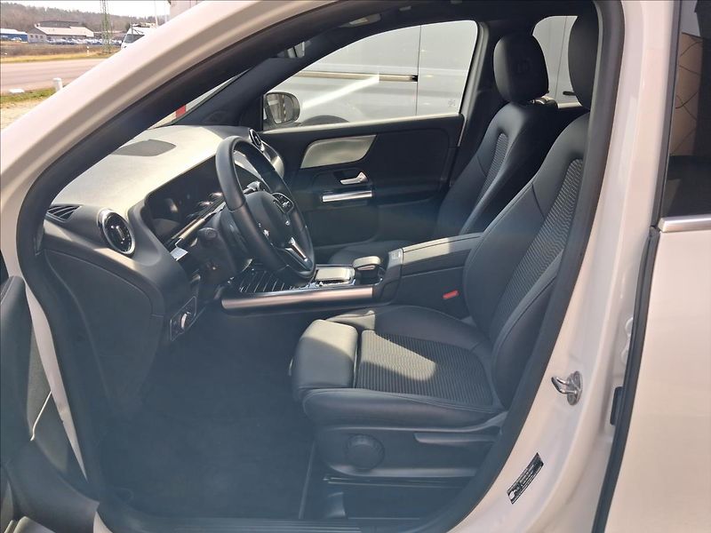 Mercedes-Benz GLA 1,3 180 MHEV Limited - fotka 12 z 21