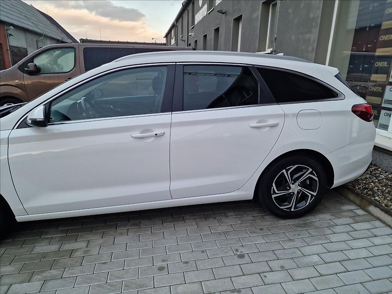Hyundai i30 1.0 T-Gdi Family Smart Kombi - fotka 42 z 50