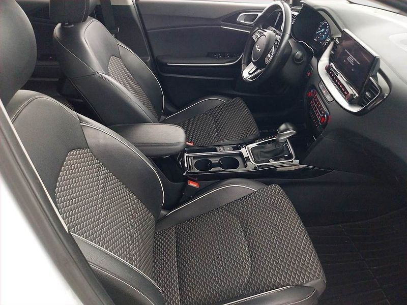Kia Ceed (2023) Premium 1.6 GDI plug-in - fotka 9 z 17