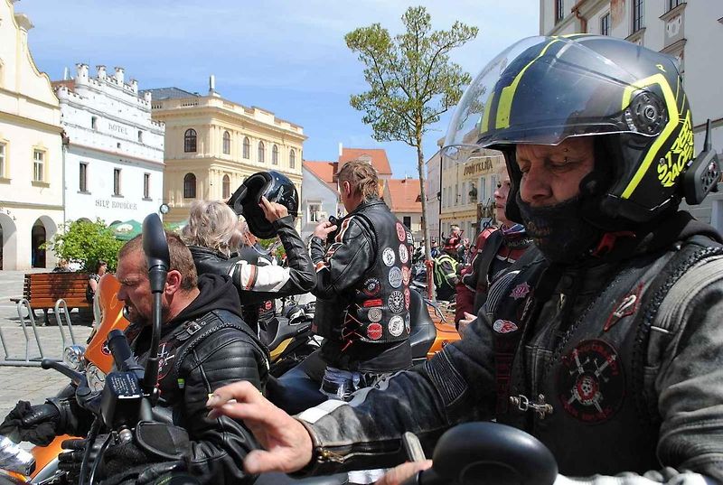 Třeboňské Masarykovo náměstí bylo motorkami doslova našlapané. Stovkám strojů požehnal tamní kaplan Jiří Kalaš.