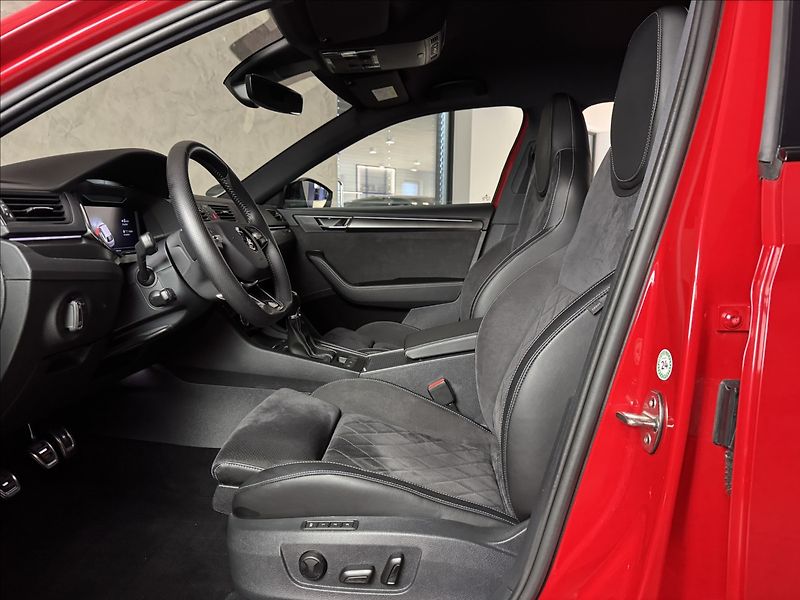 Škoda Superb 2,0 TDi  Sportline LED Virtual - fotka 21 z 48