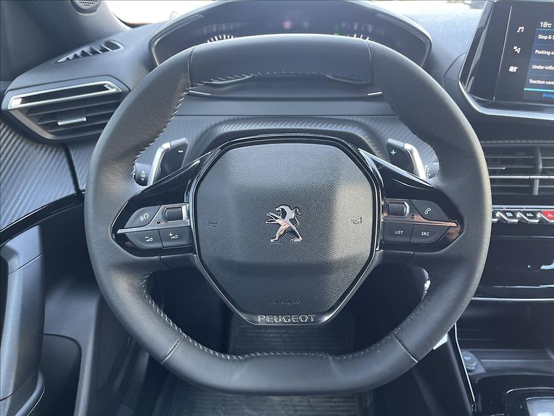 Peugeot 2008 1,2 PT  Allure EAT8 zár 4/28 - fotka 13 z 26