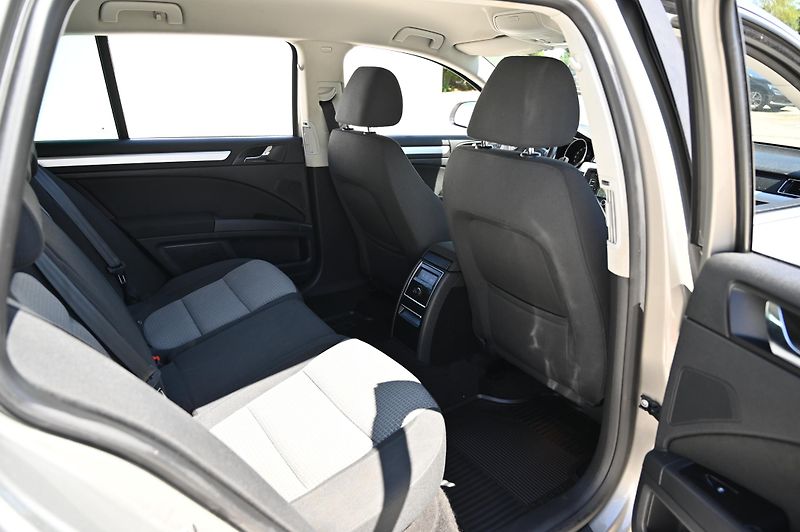 Škoda Superb 2.0TDI 103KW Ambition 9/2012 - fotka 32 z 38