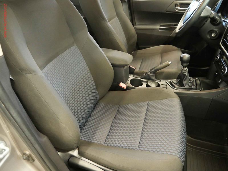 Toyota Auris (2013) 1.3i, ČR - fotka 11 z 20