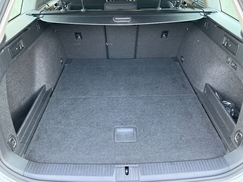 Volkswagen Passat Variant (2020) 2.0TDI 110kW DSG EL.TZ,NAVI - fotka 12 z 28