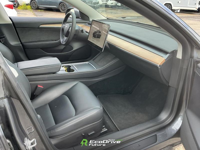Tesla Model 3 (2022) AMD Ryzen, Grok | SOH 93 % - fotka 10 z 12