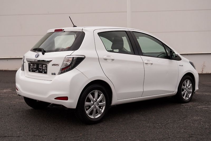 Toyota Yaris 1.5 Hybrid LOUNGE - fotka 6 z 23