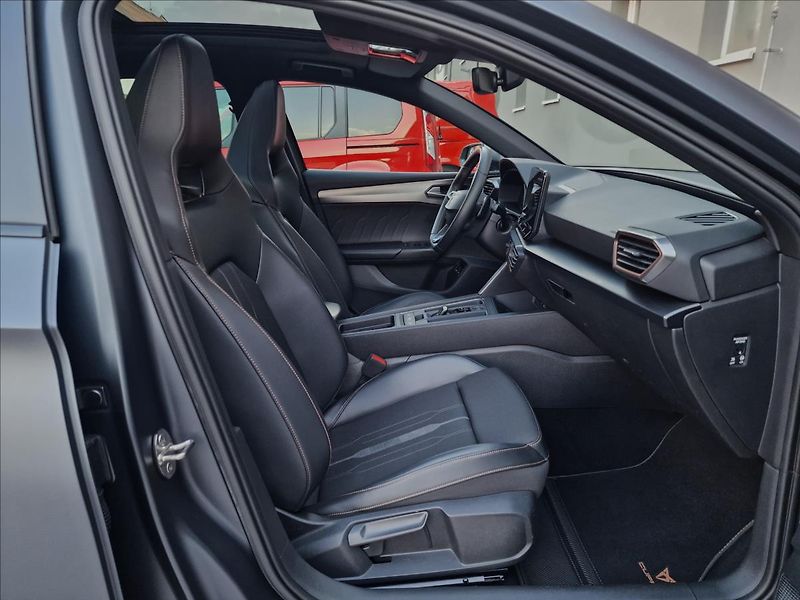 Cupra Leon 1.4TSI e-HYBRID 180kW DSG ST - fotka 14 z 50