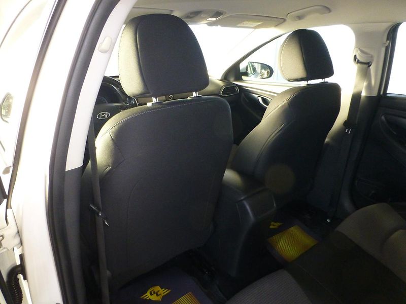 Hyundai i30 (2021) 1,6CRDI*ALU*AC**PARK.S**KAMERA - fotka 15 z 30