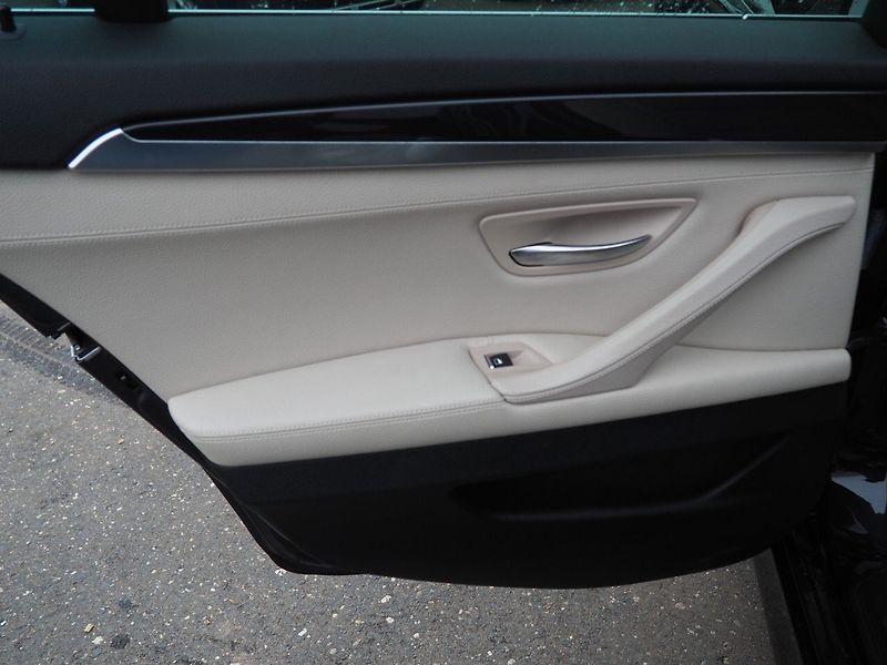 BMW Řada 5 (2014) 3.0D xDrive, Headup display - fotka 11 z 37