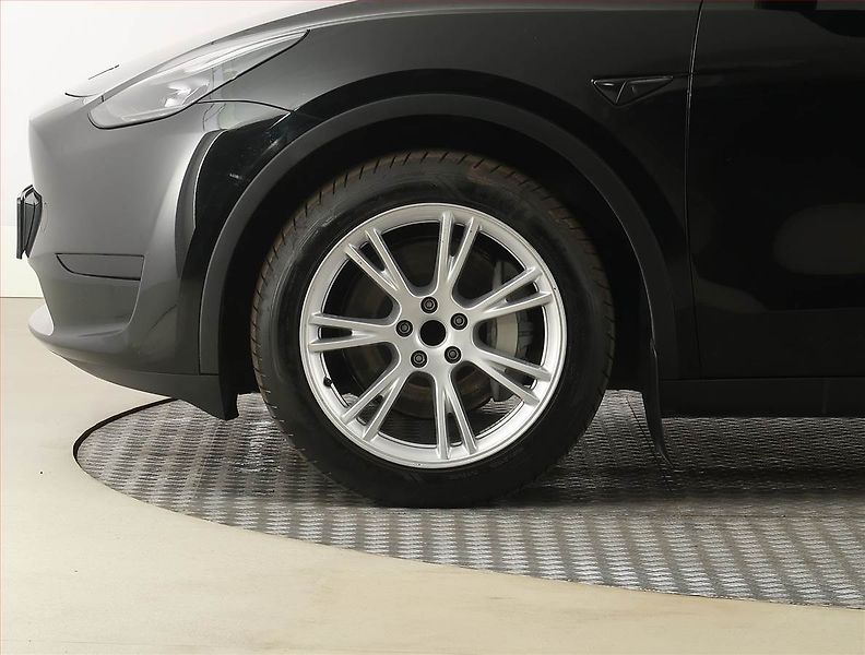 Tesla Model Y (2023) Standard LFP 64kWh, SoH 94% - fotka 14 z 31