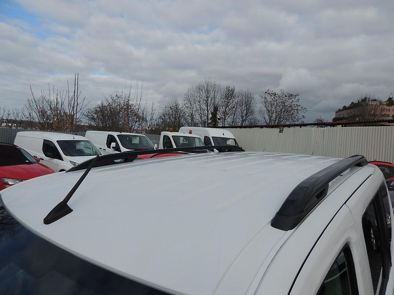 Toyota ProAce City Verso (2023) 1.2T,81kw,Family,7míst,1maj.ČR - fotka 21 z 76