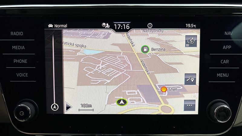 Škoda Superb 1.5 TSI DSG L&K Combi - fotka 32 z 33