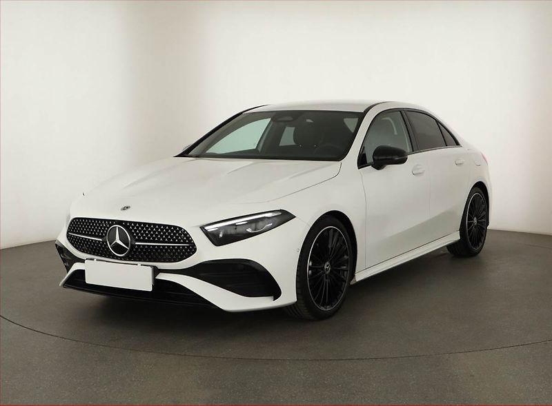 Mercedes-Benz Třídy A (2025) A 200, AMG Line, Navigace - fotka 2 z 23