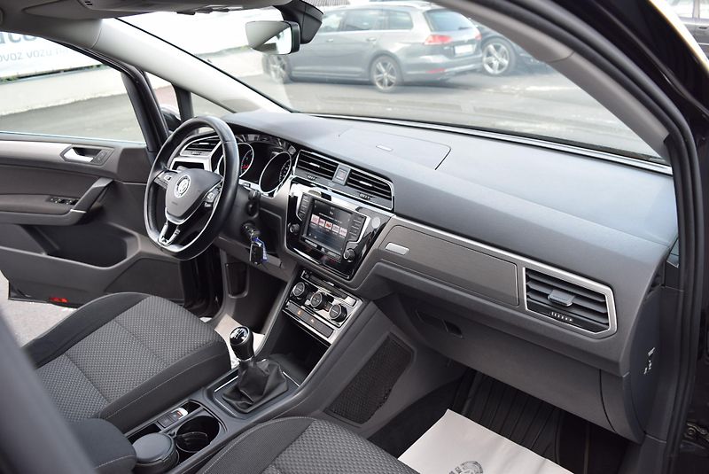 Volkswagen Touran (2016) 1.4TSI 110kw CLBMT 7MÍST TAŽN - fotka 35 z 50